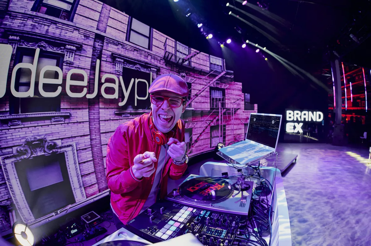 Deejay Plus bei den hybriden BrandEx Awards 2022, beeindruckendes Event und preisgekrönte Innovationen.